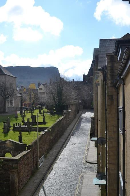 Next To The Palace And Royal Mile With Parking 爱丁堡 外观 照片