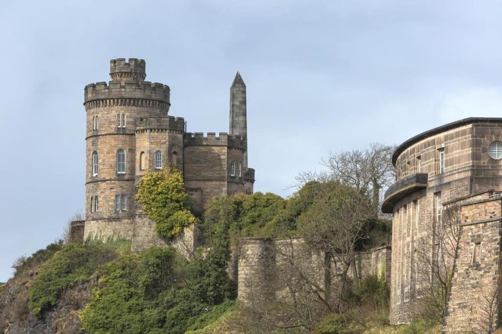 Next To The Palace And Royal Mile With Parking 爱丁堡 外观 照片