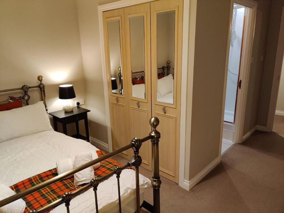 Next To The Palace And Royal Mile With Parking 爱丁堡 外观 照片